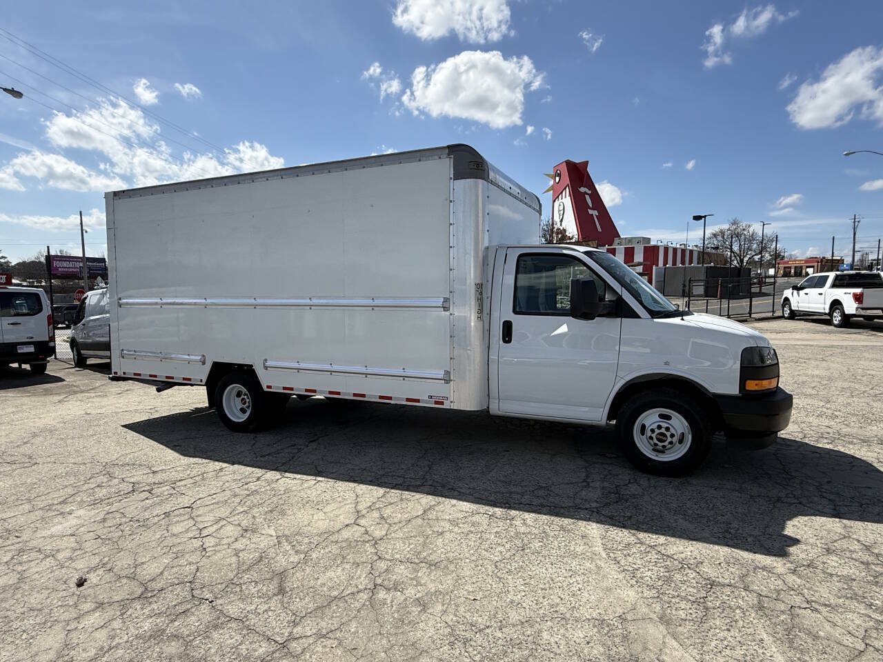 Used 2021 GMC Savana 3500 Extended w/ Power Convenience Package RWD image 2