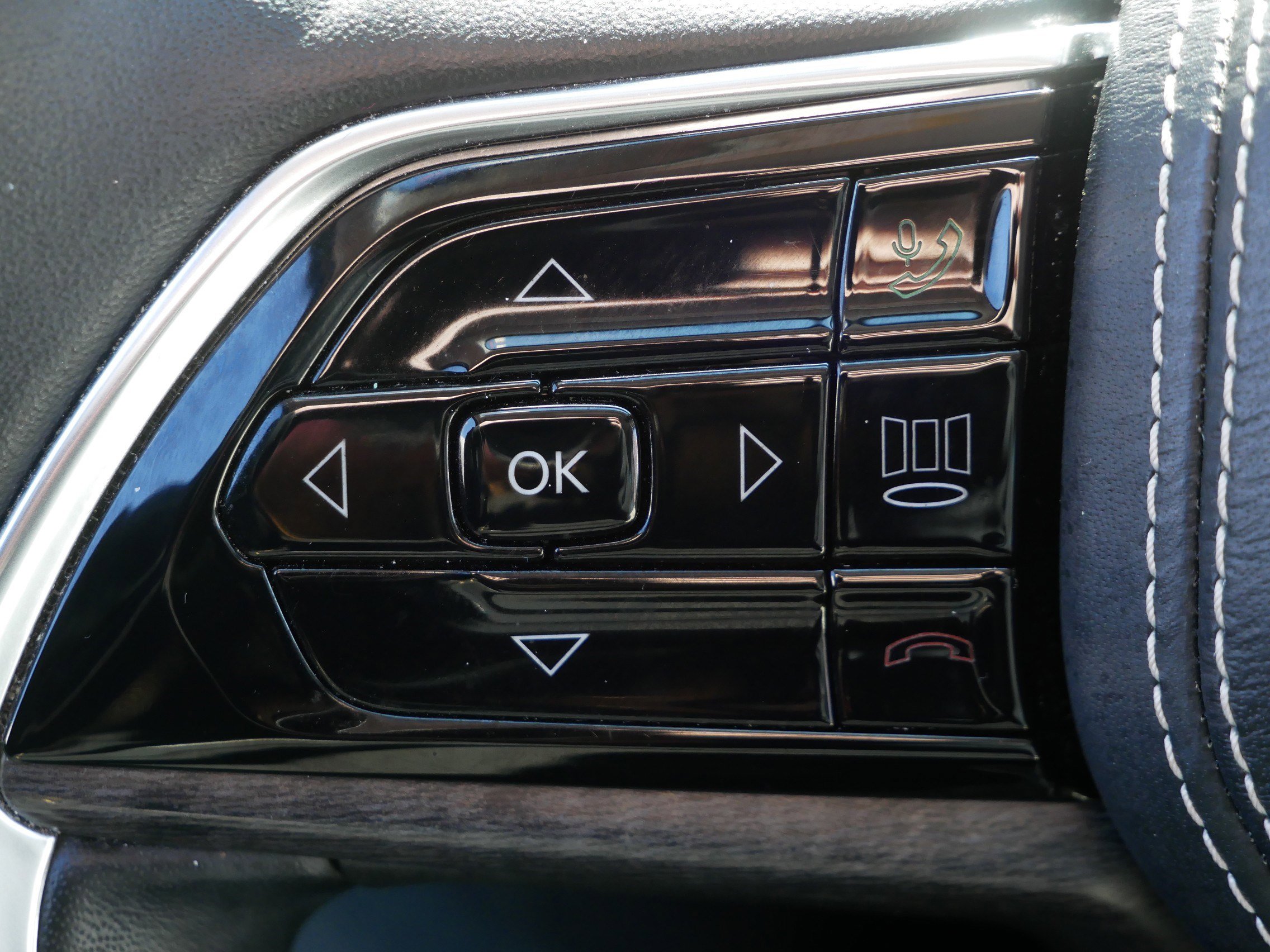 Used 2022 Jeep Grand Cherokee Overland w/ Luxury Tech Group IV AWD/4WD image 27