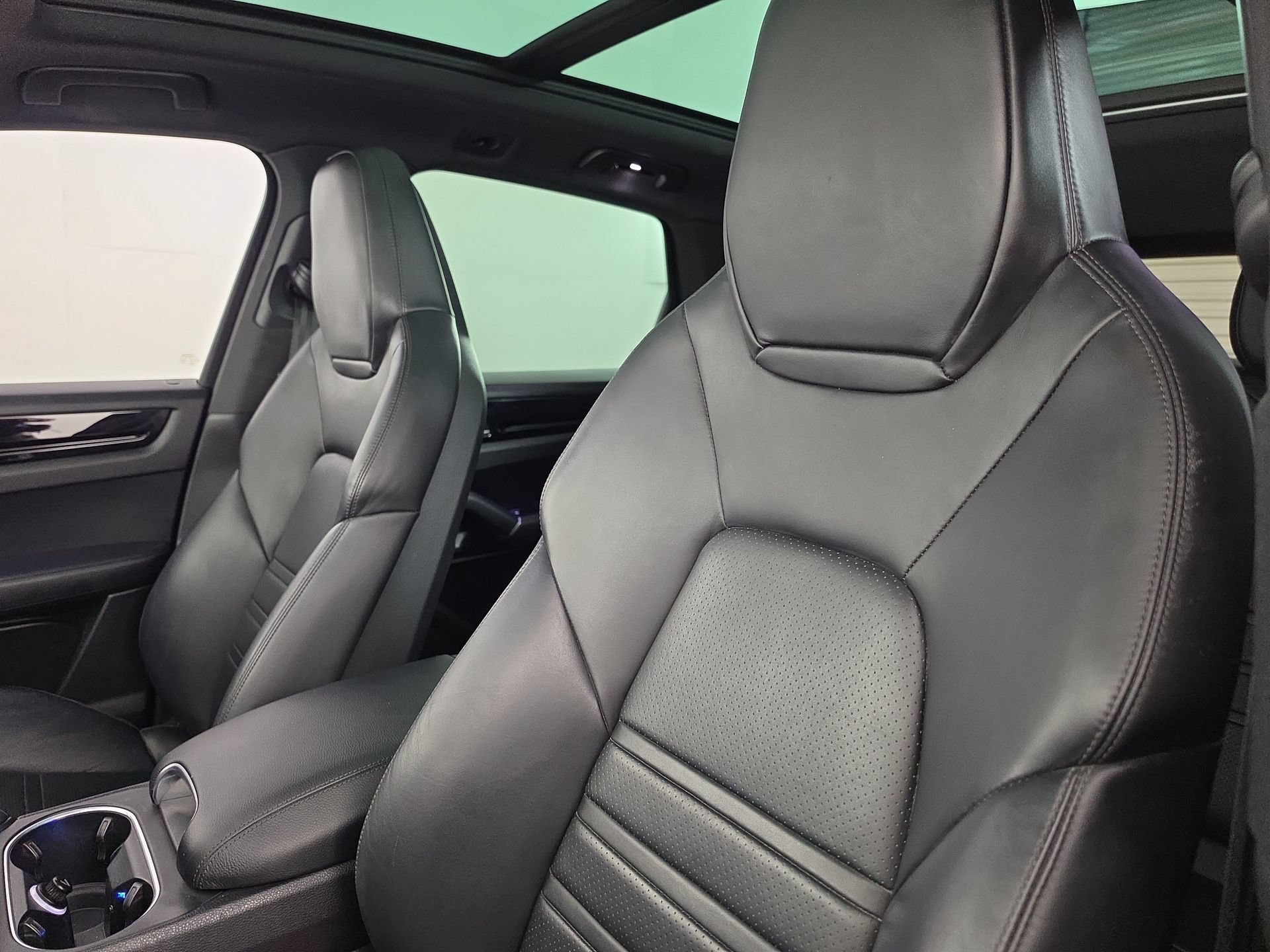 Used 2019 Porsche Cayenne E-Hybrid AWD/4WD image 16