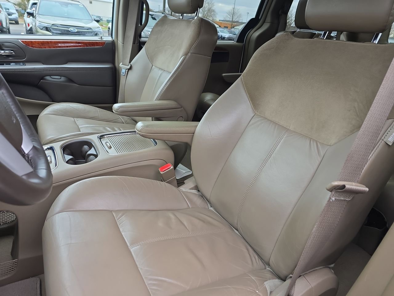 Used 2014 Chrysler Town & Country Limited w/ Luxury Group FWD image 15