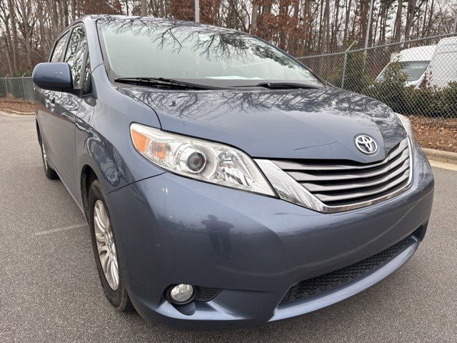 Used 2015 Toyota Sienna XLE image 3