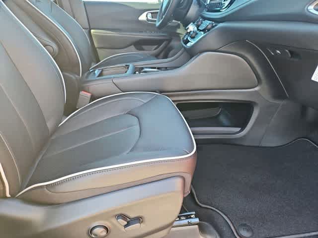 New 2026 Chrysler Pacifica Limited AWD/4WD image 21