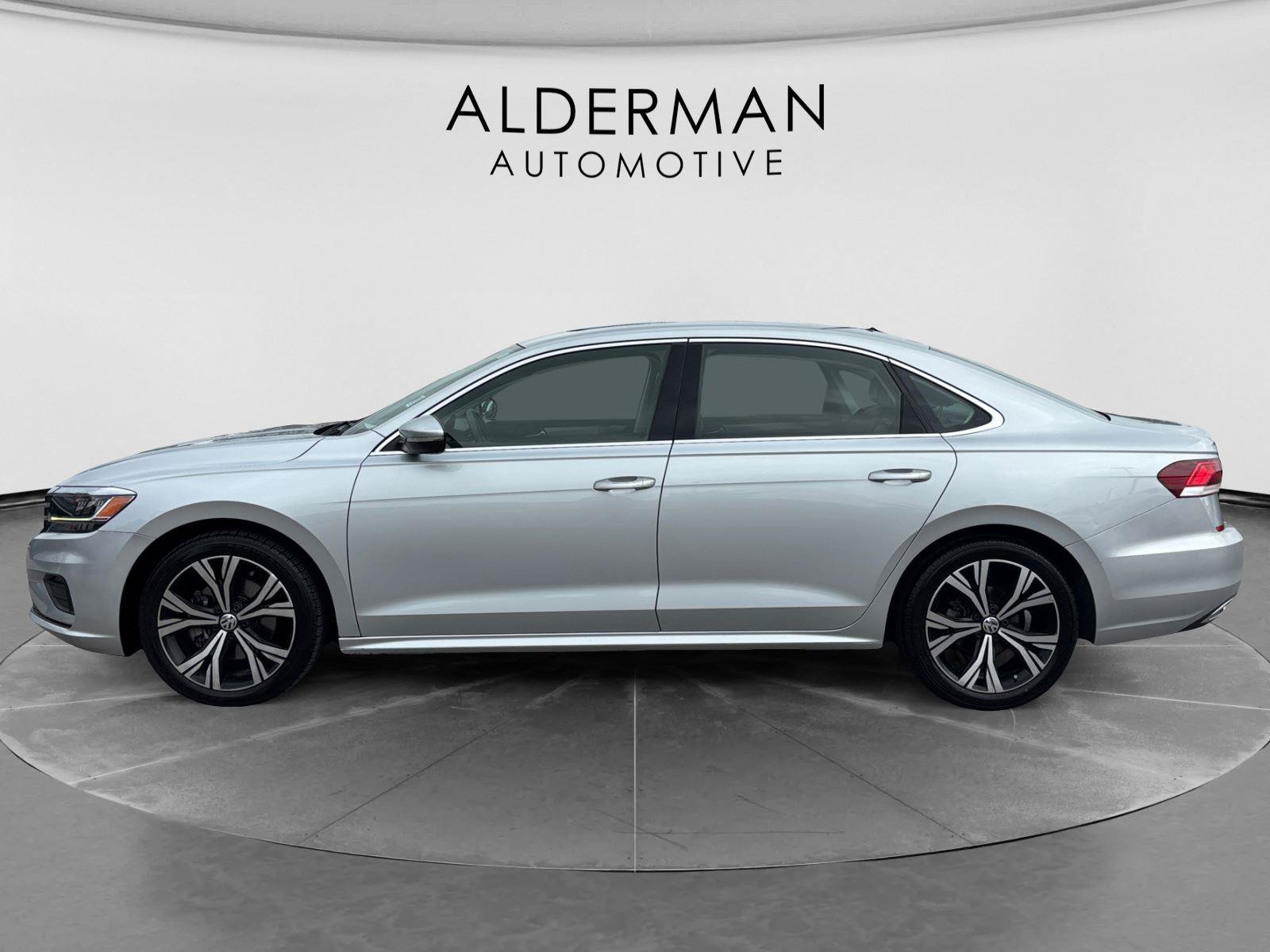 Used 2021 Volkswagen Passat 2.0T SE FWD image 2