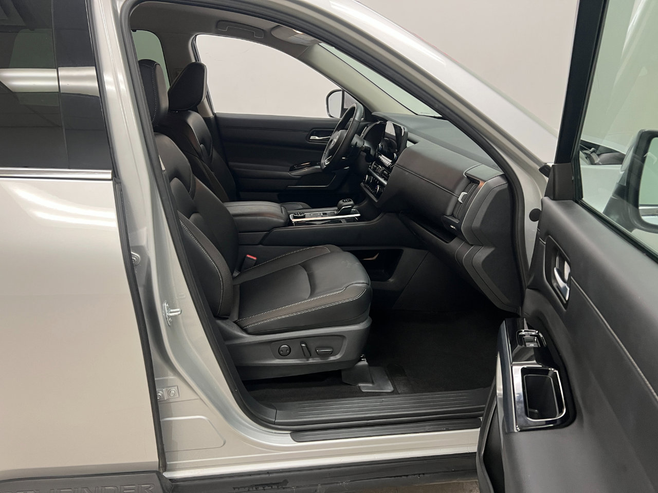 Used 2025 Nissan Pathfinder SL image 30