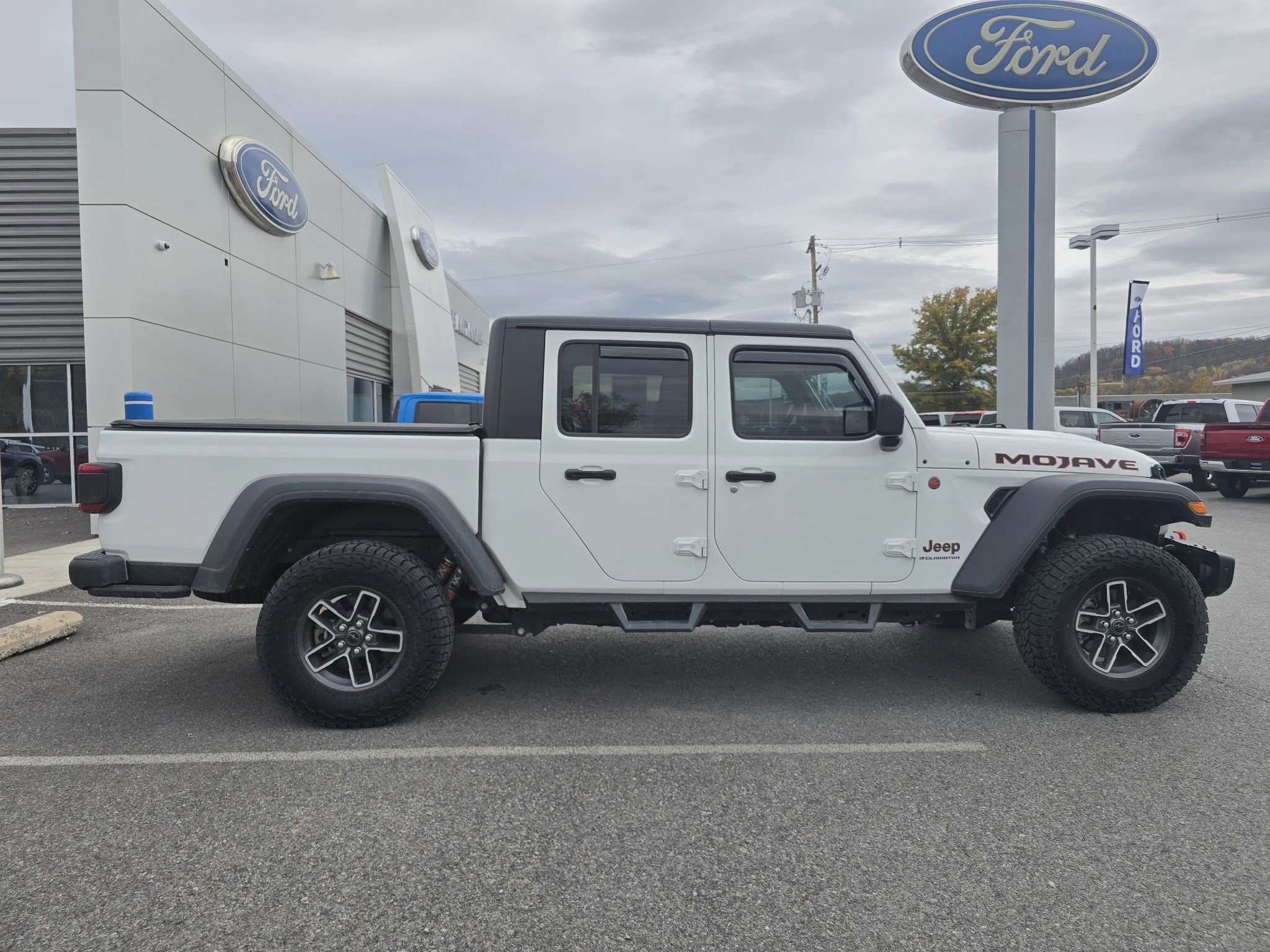 Used 2024 Jeep Gladiator Mojave w/ Technology Group image 2