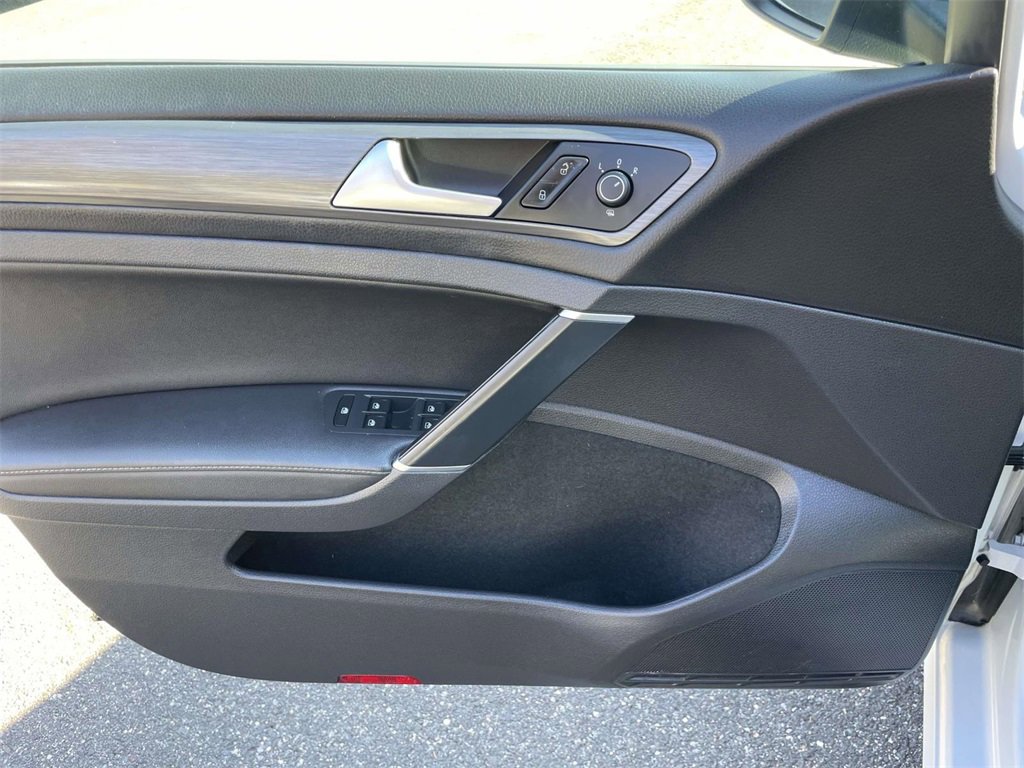 Used 2019 Volkswagen Golf SE image 12