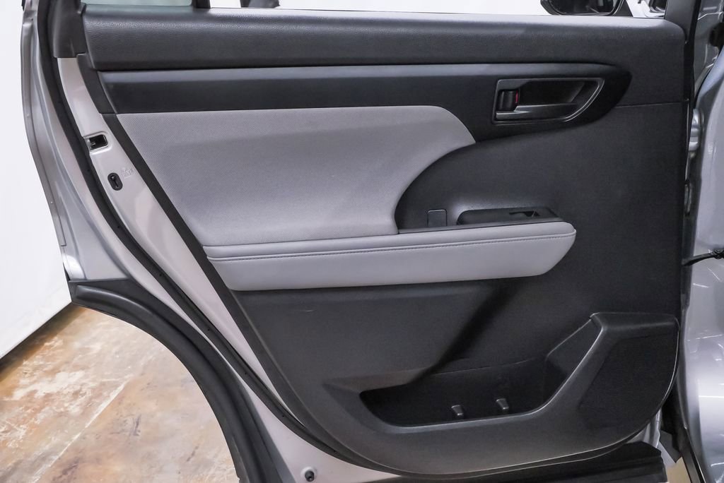Used 2020 Toyota Highlander LE FWD image 26