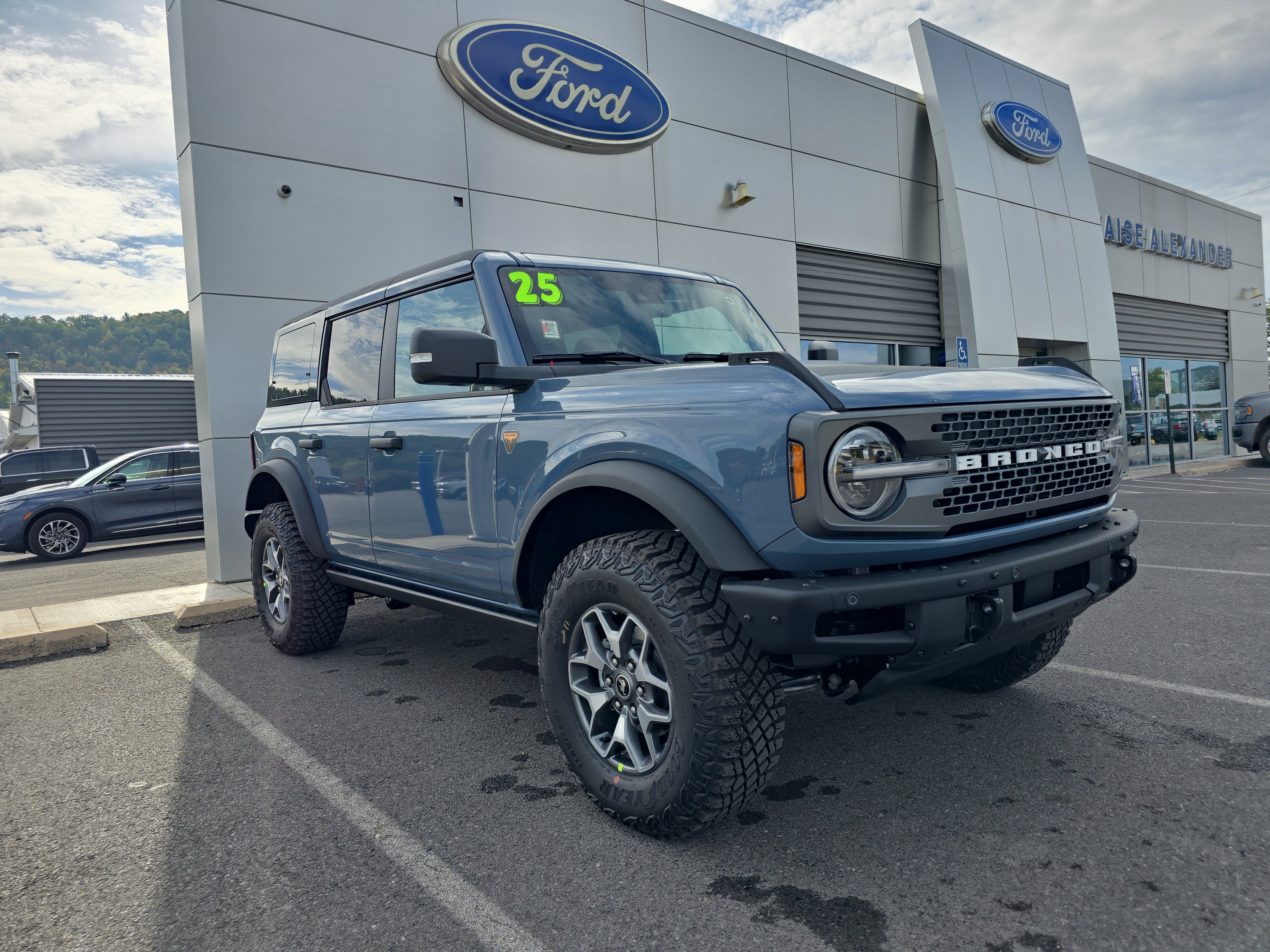 New 2025 Ford Bronco Badlands video 1