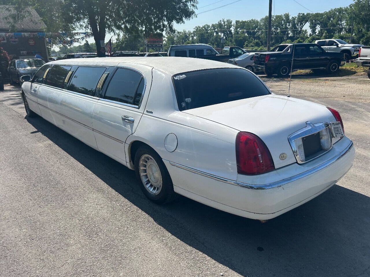 Used 1999 Lincoln Town Car Executive RWD image 6