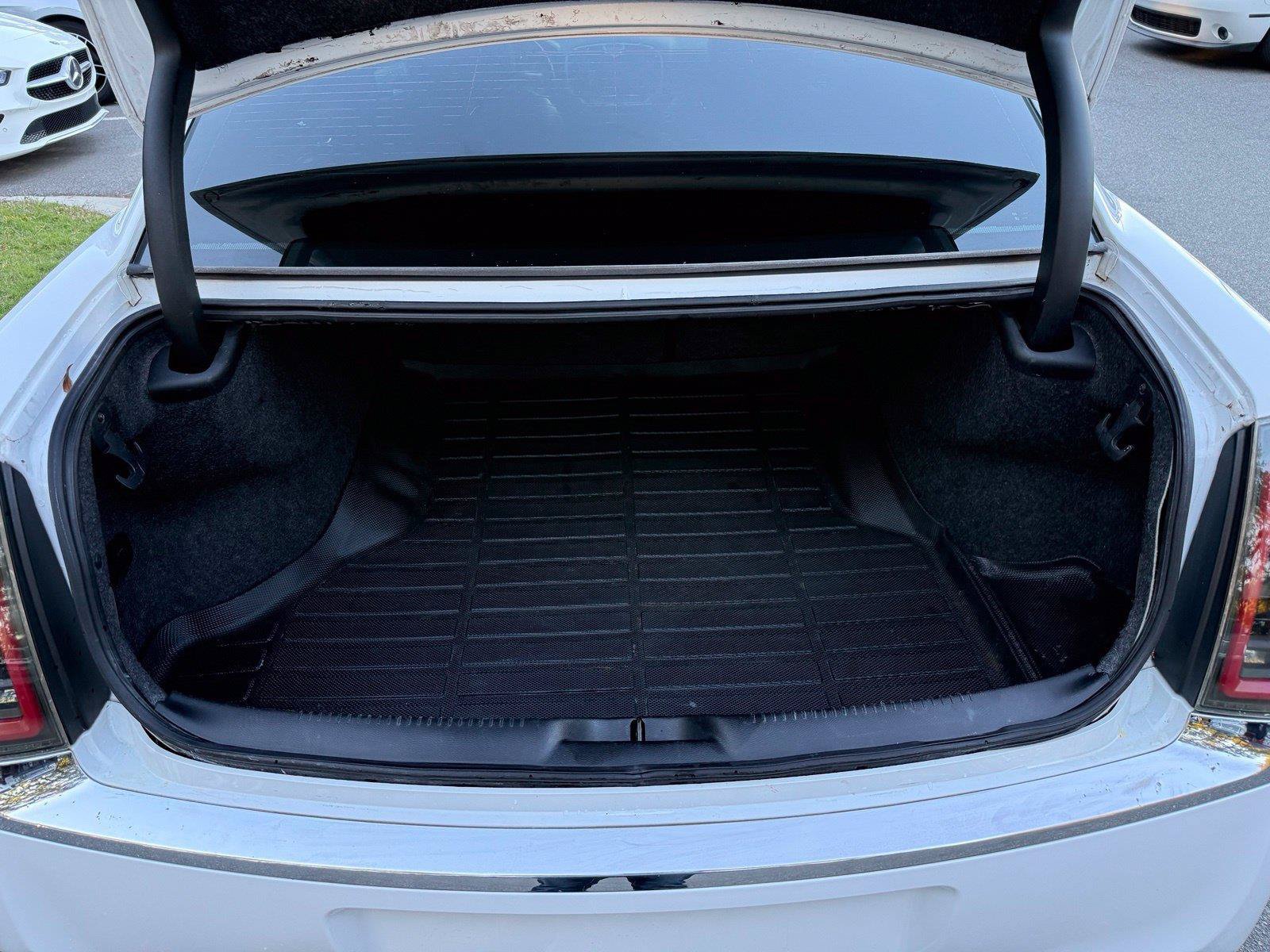 Used 2014 Chrysler 300 C RWD image 11