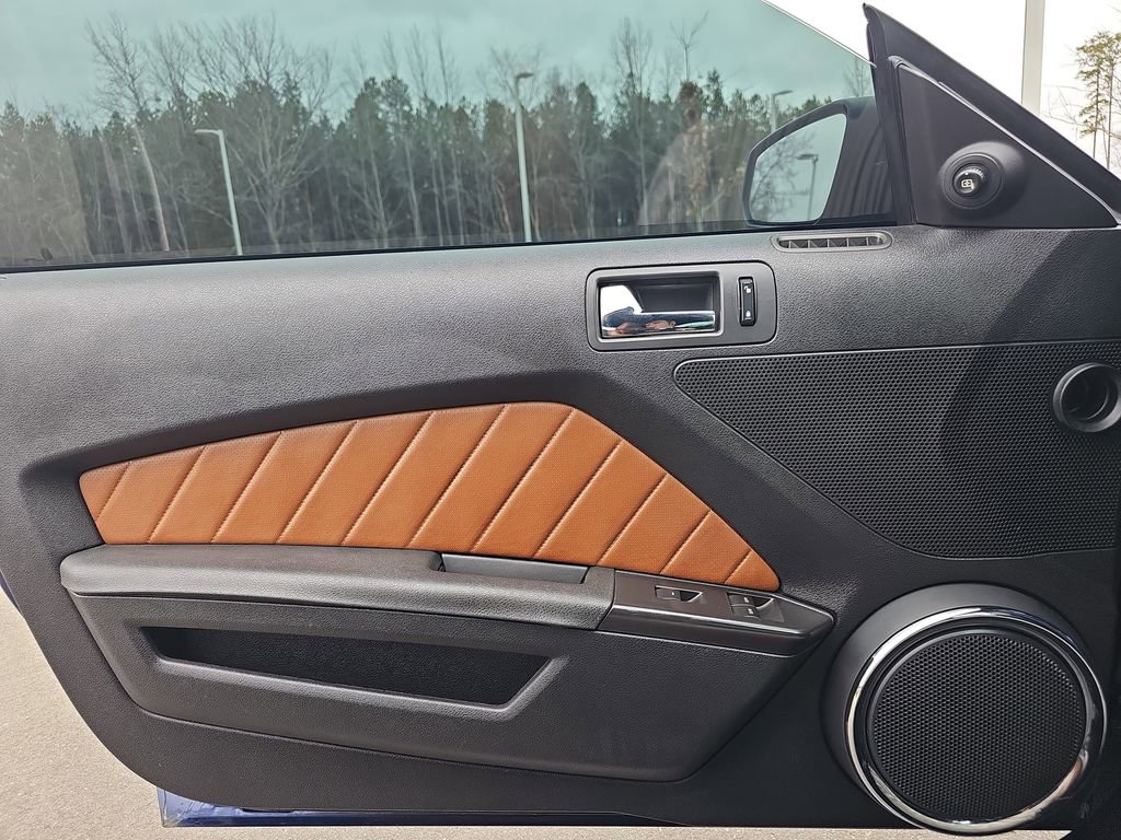 Used 2010 Ford Mustang Convertible image 28