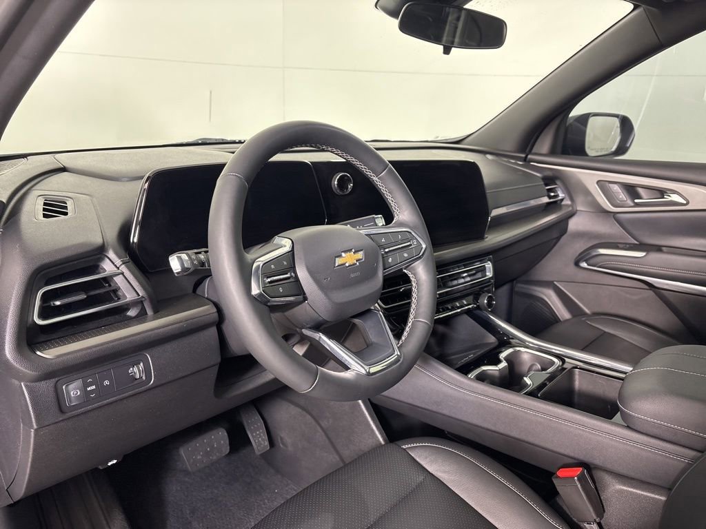 Used 2025 Chevrolet Traverse LT w/ Sun and Wheel Package image 16