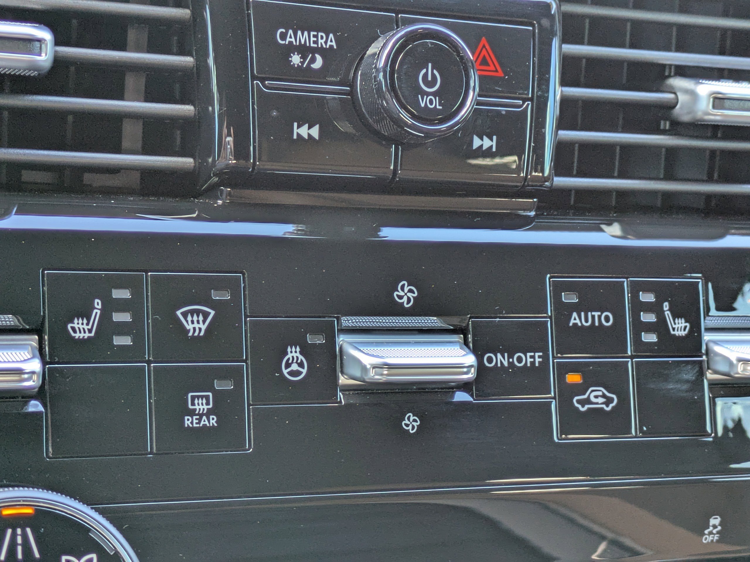 Used 2025 Nissan Armada SL w/ Captain's Chari Seat Package image 28