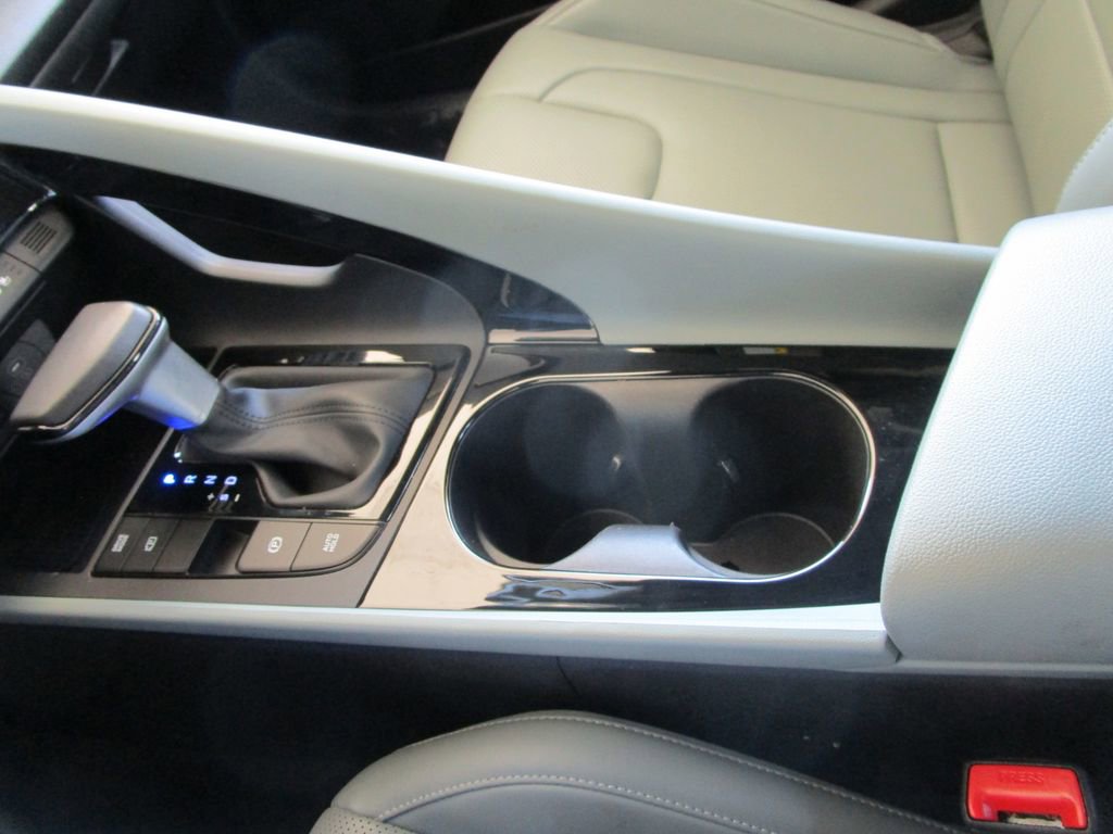 Used 2025 Hyundai Elantra Limited image 37