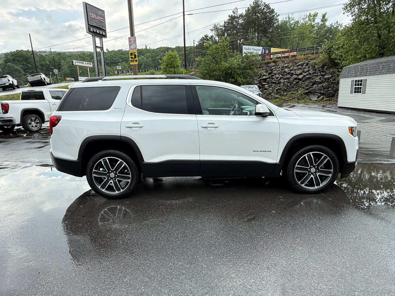 Used 2023 GMC Acadia SLT w/ Preferred Package AWD/4WD image 6