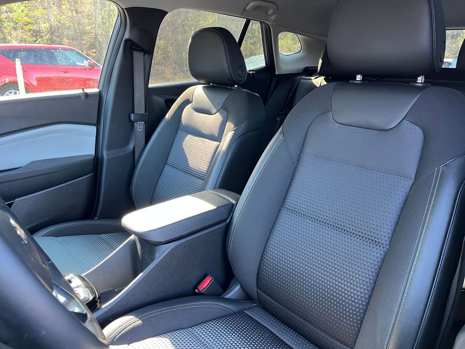 Used 2025 Chevrolet Trax LT w/ LT Convenience Package image 34