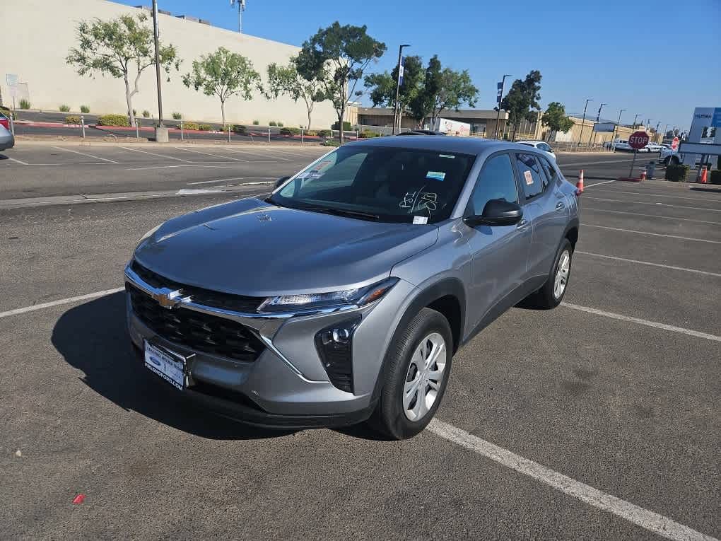 Used 2025 Chevrolet Trax LS w/ Driver Confidence Package FWD image 1