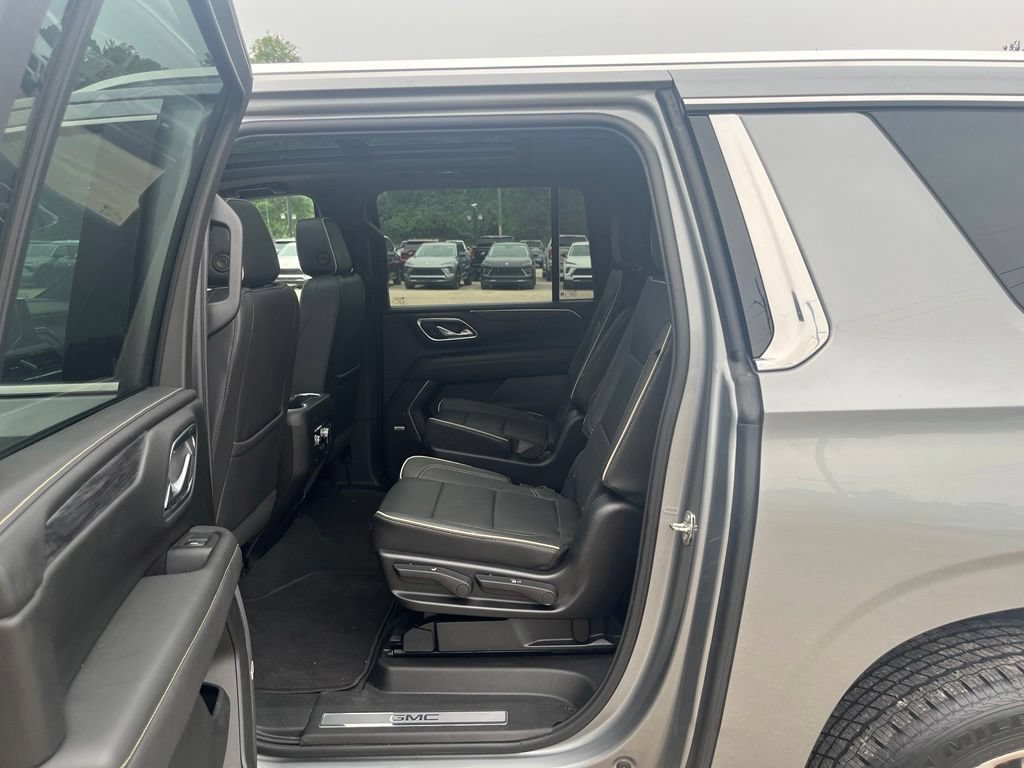 Used 2023 GMC Yukon XL SLT w/ SLT Premium Package AWD/4WD image 26