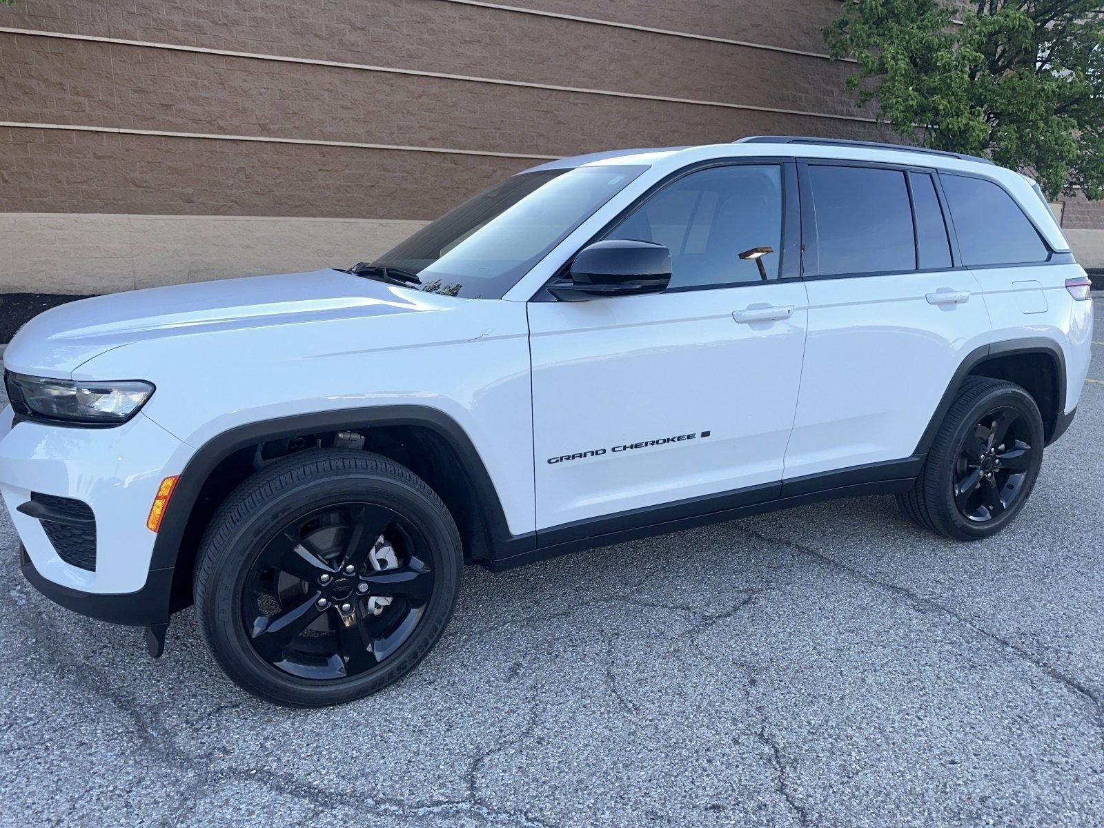 Used 2023 Jeep Grand Cherokee Altitude image 12