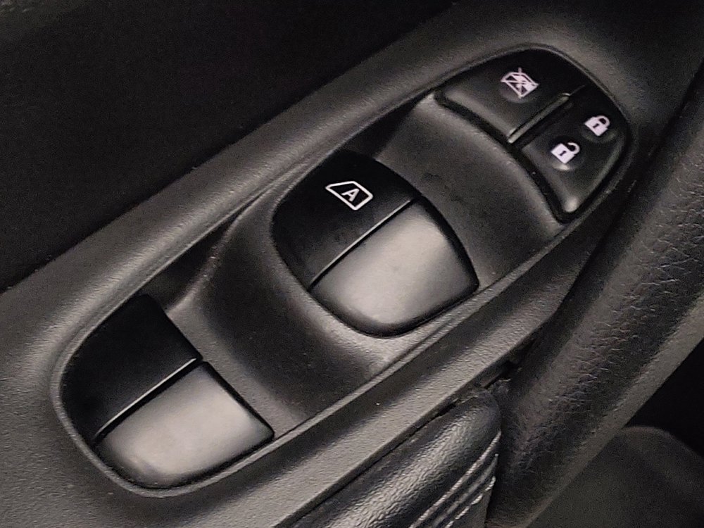 Used 2019 Nissan Rogue SV image 27