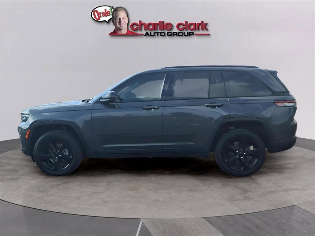 Used 2024 Jeep Grand Cherokee Altitude image 2