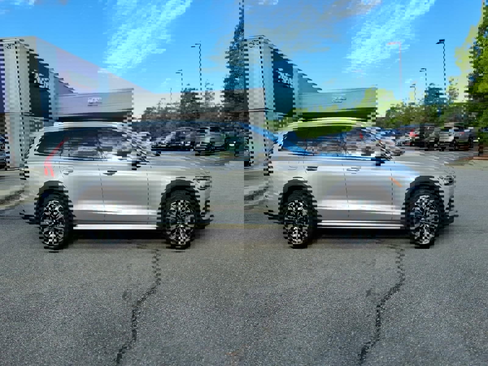 Used 2024 Volvo V60 B5 Cross Country Ultimate image 2