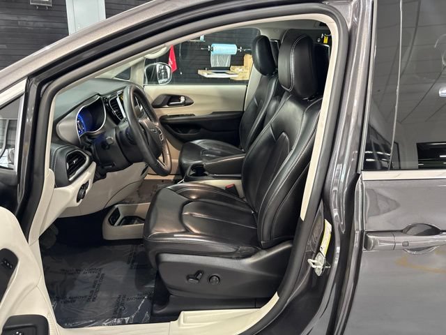 Used 2023 Chrysler Pacifica Touring-L w/ Uconnect Theater Family Group AWD/4WD image 14