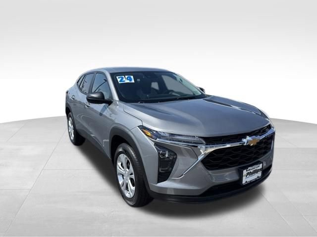 Used 2024 Chevrolet Trax LS w/ Driver Confidence Package FWD image 3