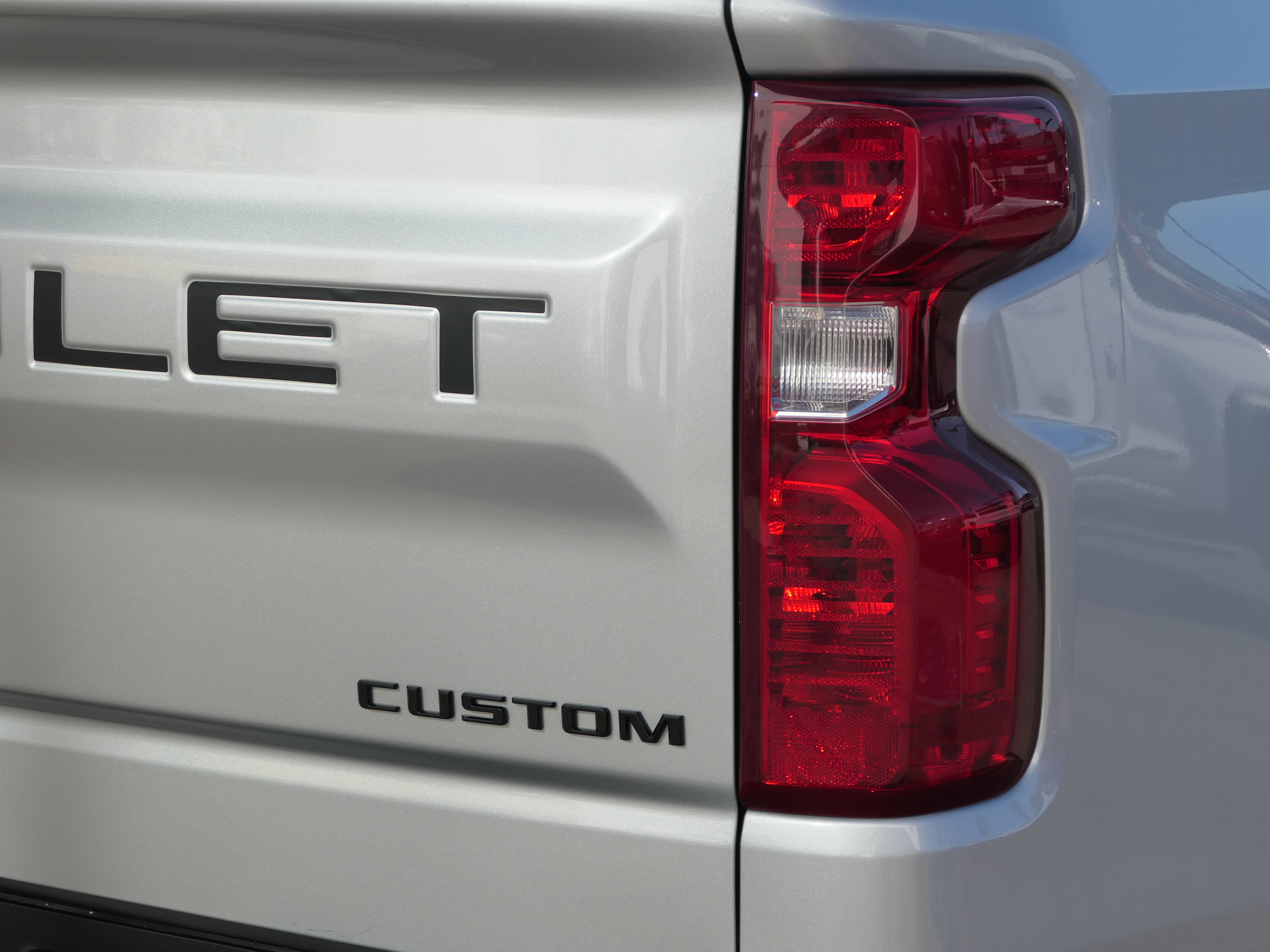 Used 2022 Chevrolet Silverado 1500 Custom w/ LPO, Dark Essentials Package RWD image 7