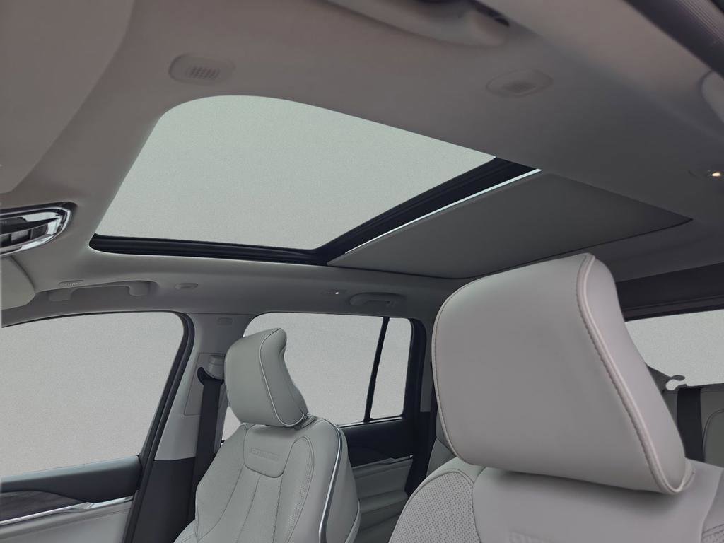 Certified 2023 Jeep Grand Cherokee Overland w/ Luxury Tech Group IV image 33