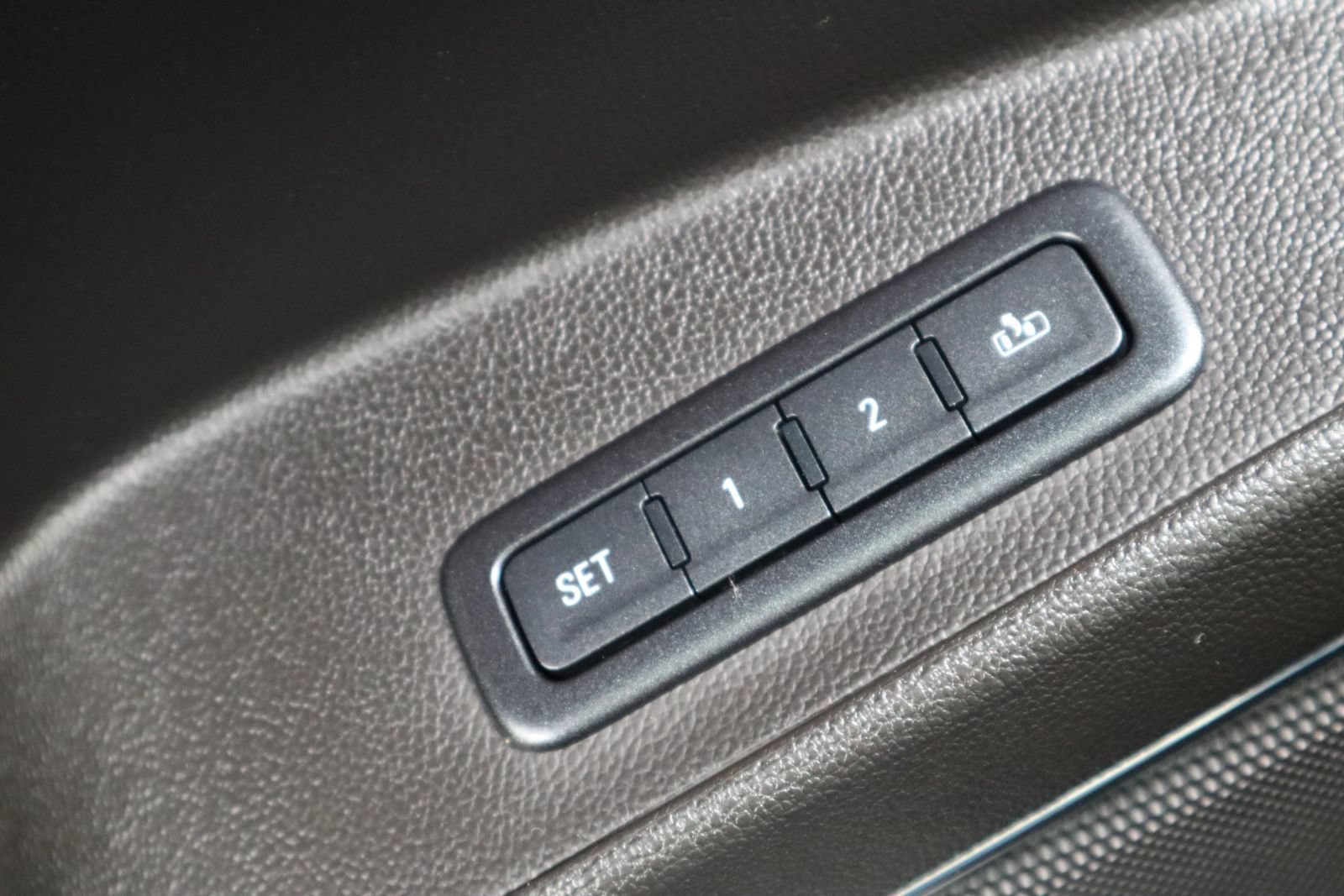 Used 2015 Chevrolet Suburban LTZ RWD image 40