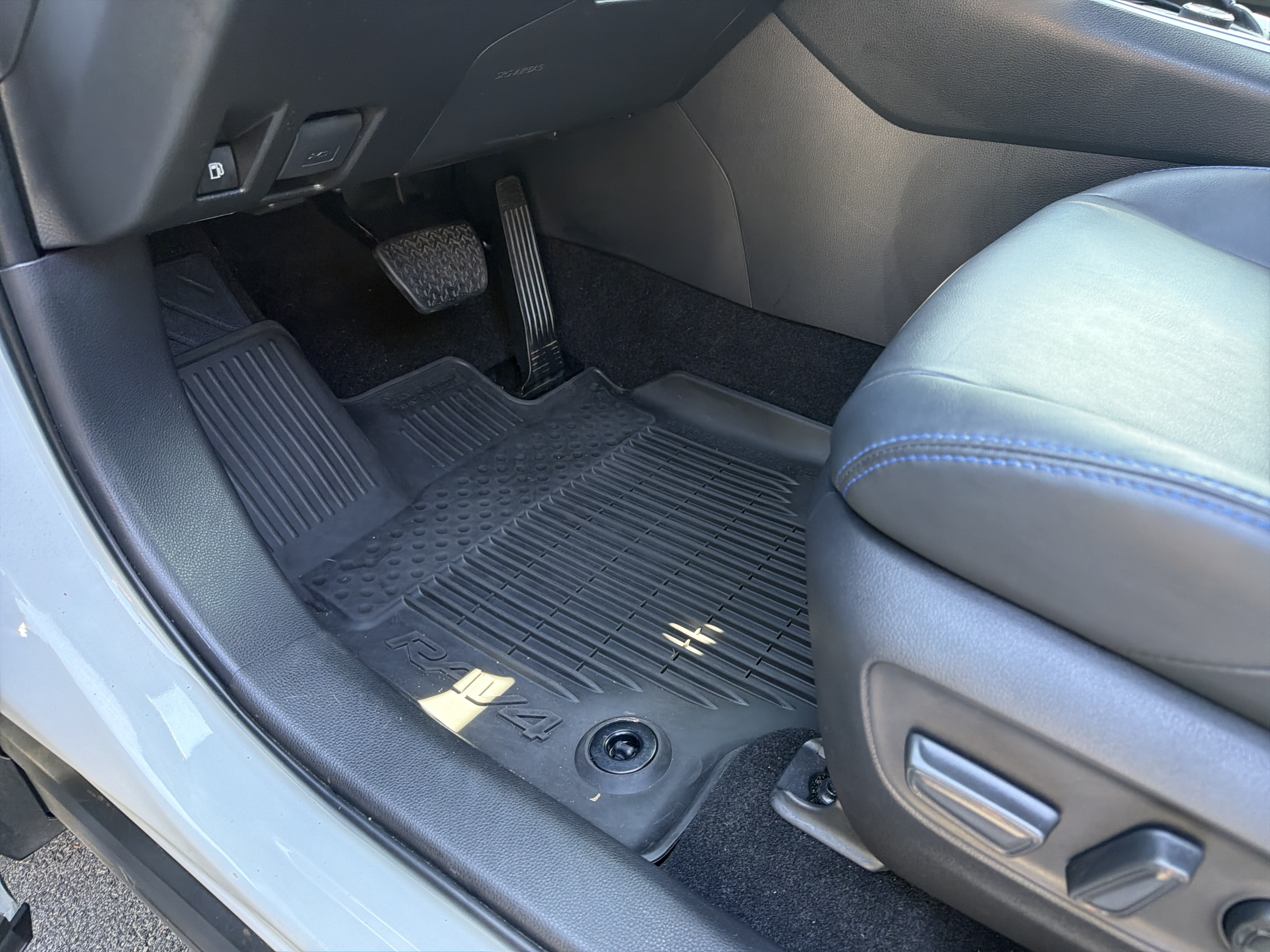 Used 2024 Toyota RAV4 XSE w/ Advanced Technology Package AWD/4WD image 17