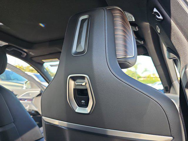 New 2025 BMW i7 xDrive60 w/ Premium Package image 12
