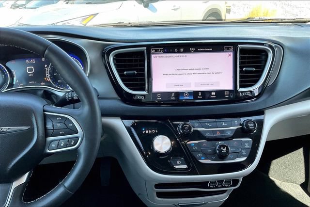Used 2023 Chrysler Pacifica Touring-L FWD image 5