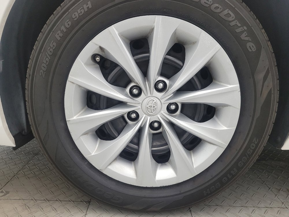 Used 2017 Toyota Camry LE image 31