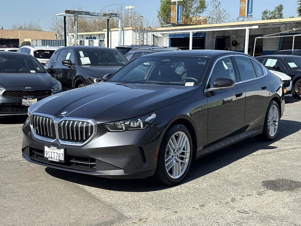 Used 2025 BMW 530i xDrive w/ Premium Package image 7