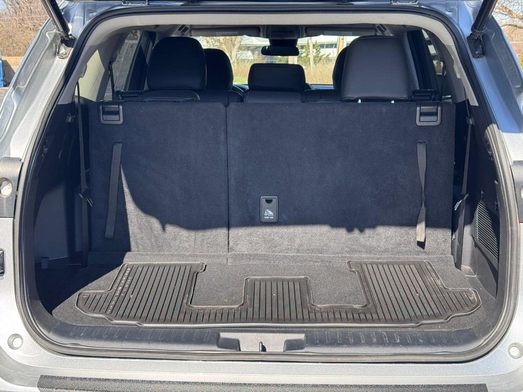 Used 2023 Toyota Highlander LE image 4