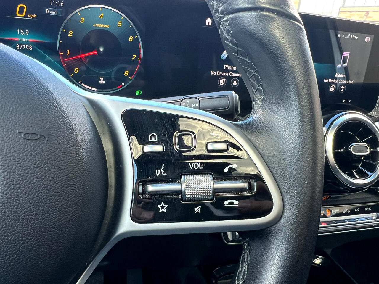 Used 2020 Mercedes-Benz GLB 250 4MATIC w/ Premium Package image 33