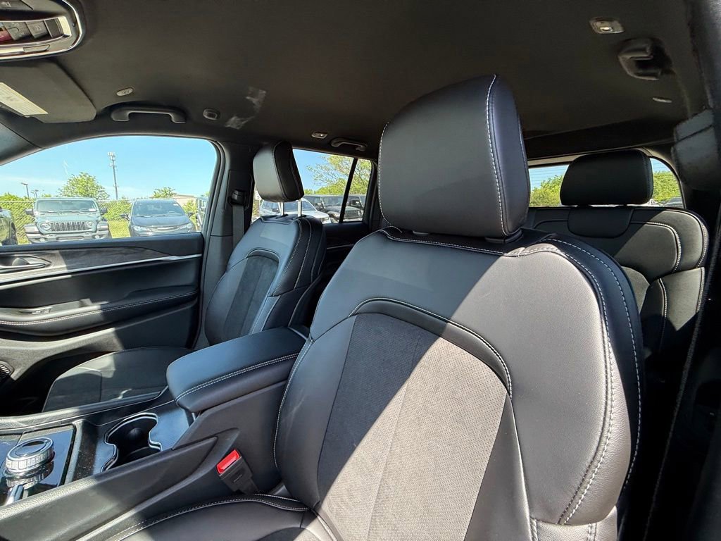 New 2026 Jeep Grand Cherokee Altitude AWD/4WD image 11