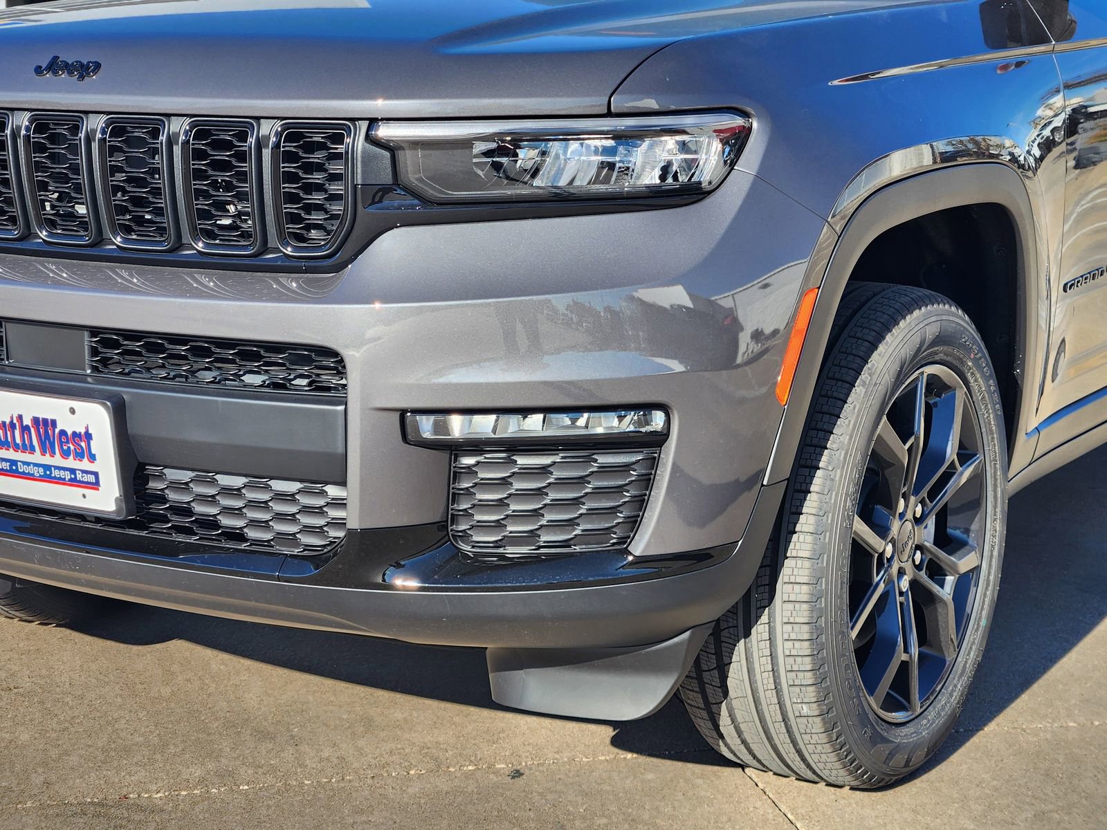 New 2025 Jeep Grand Cherokee L Limited w/ Trailer Tow Package image 9