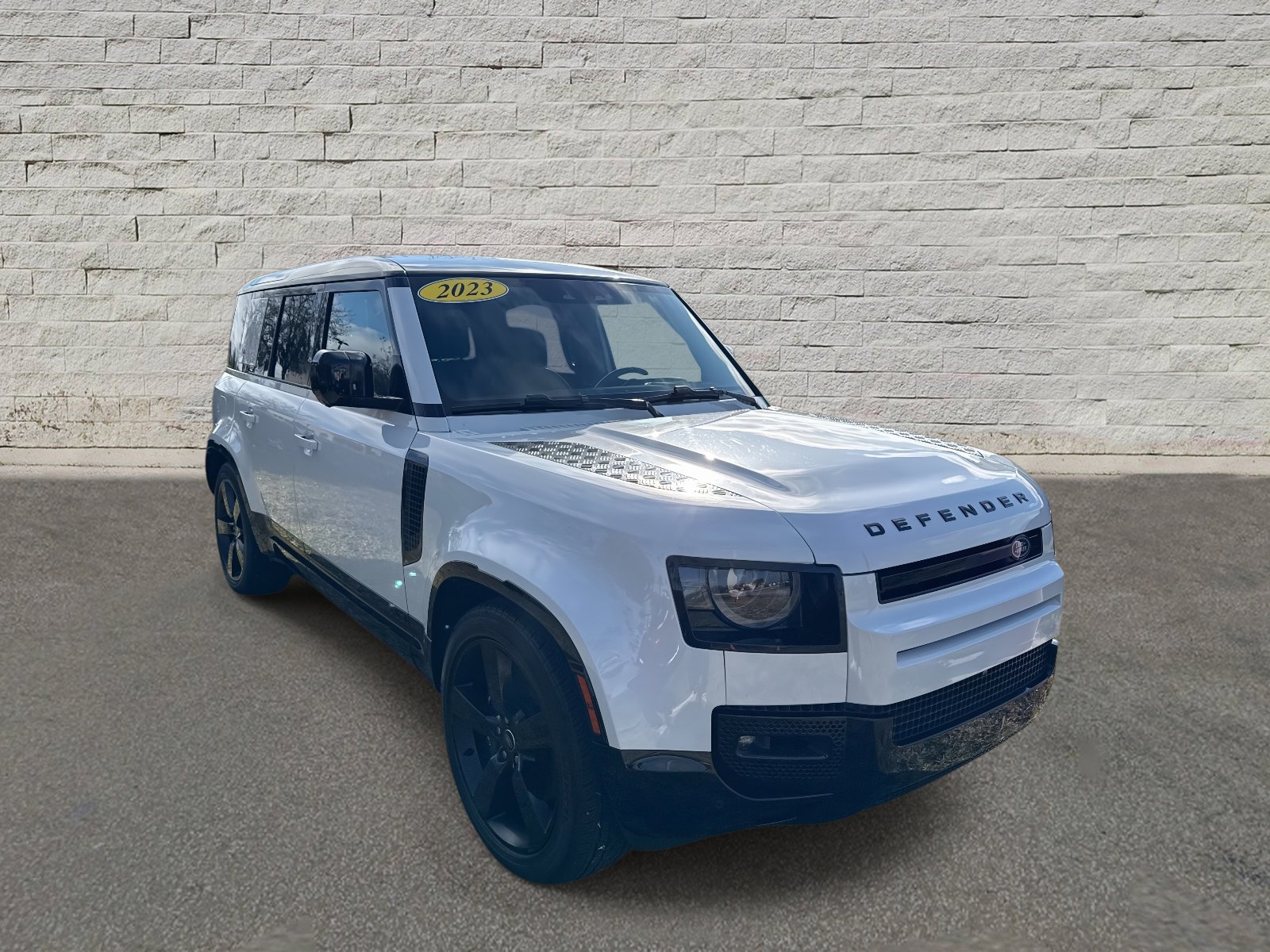 Used 2023 Land Rover Defender 110 V8 image 3
