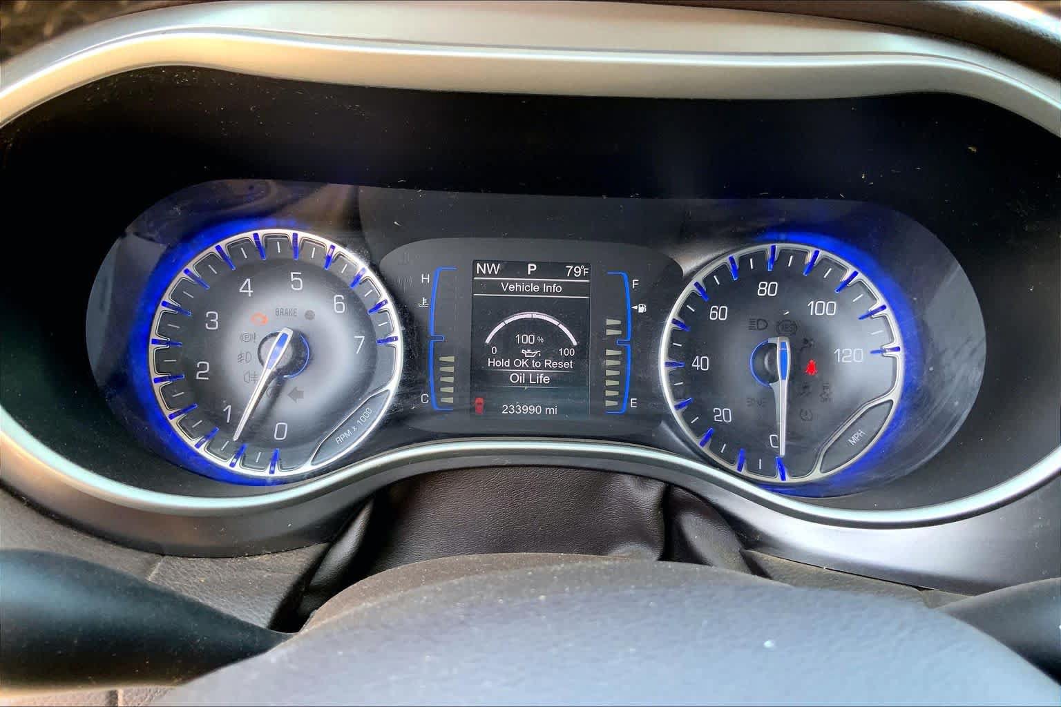Used 2017 Chrysler Pacifica Touring-L FWD image 22