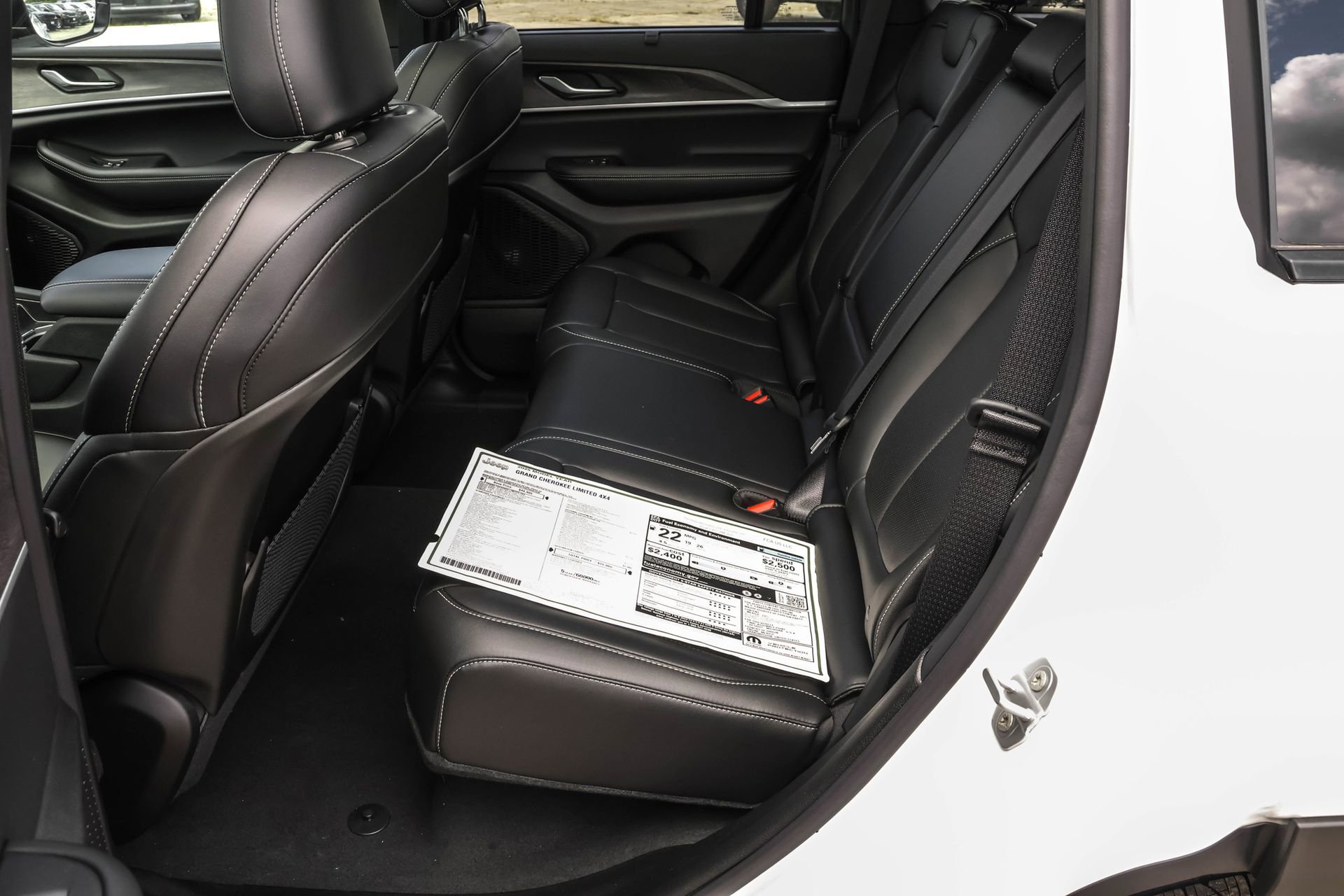 New 2025 Jeep Grand Cherokee Limited w/ Luxury Tech Group II image 16