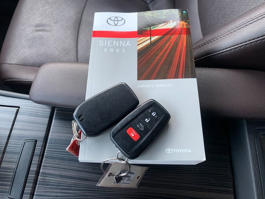 Used 2021 Toyota Sienna Platinum image 12