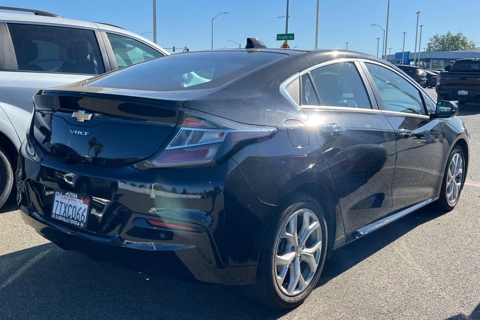 Used 2017 Chevrolet Volt Premier w/ Driver Confidence II Package FWD image 4