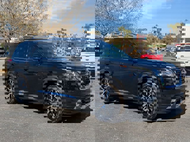 Certified 2025 Nissan Pathfinder Platinum image 2