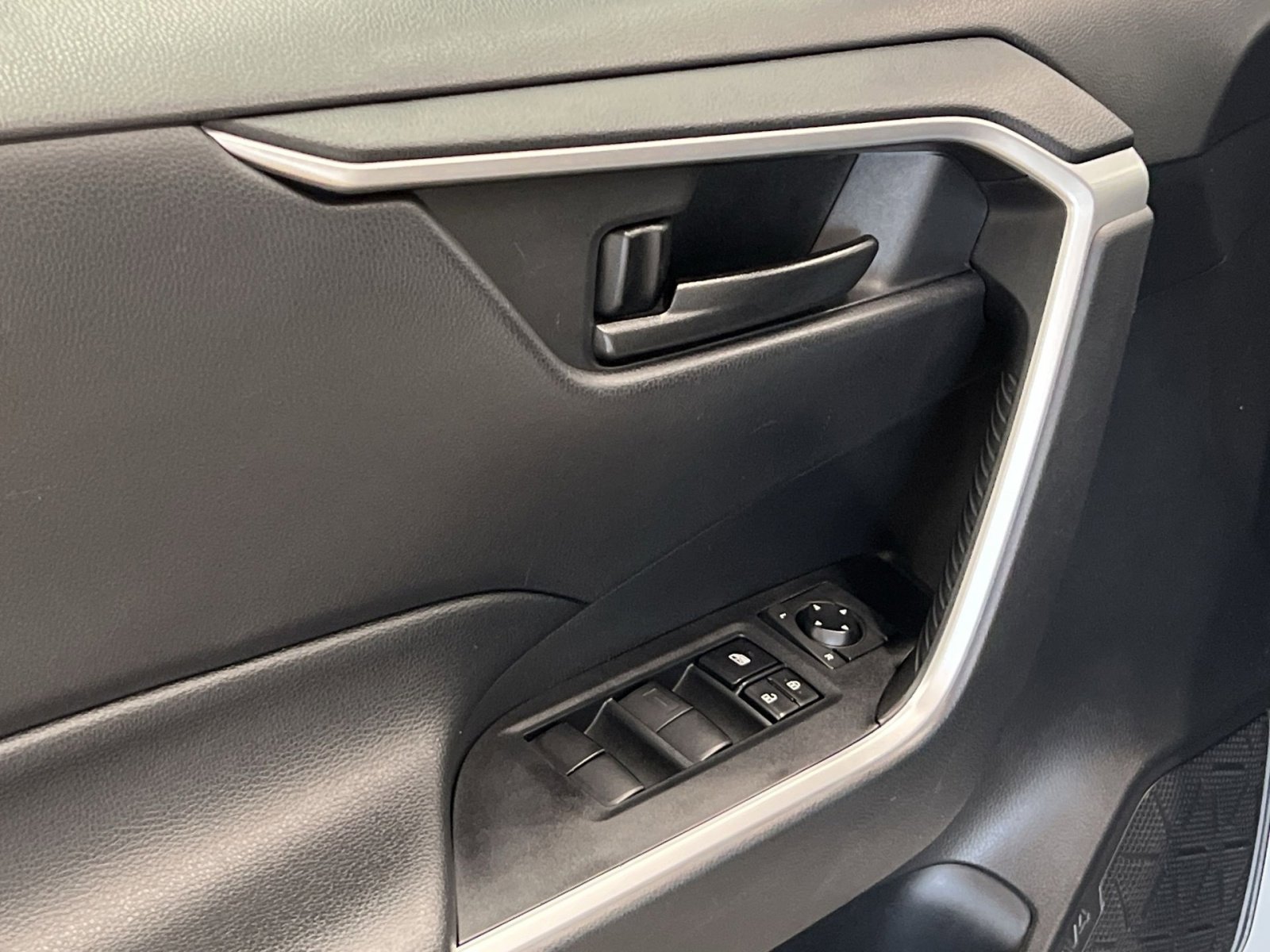 Used 2022 Toyota RAV4 LE image 14