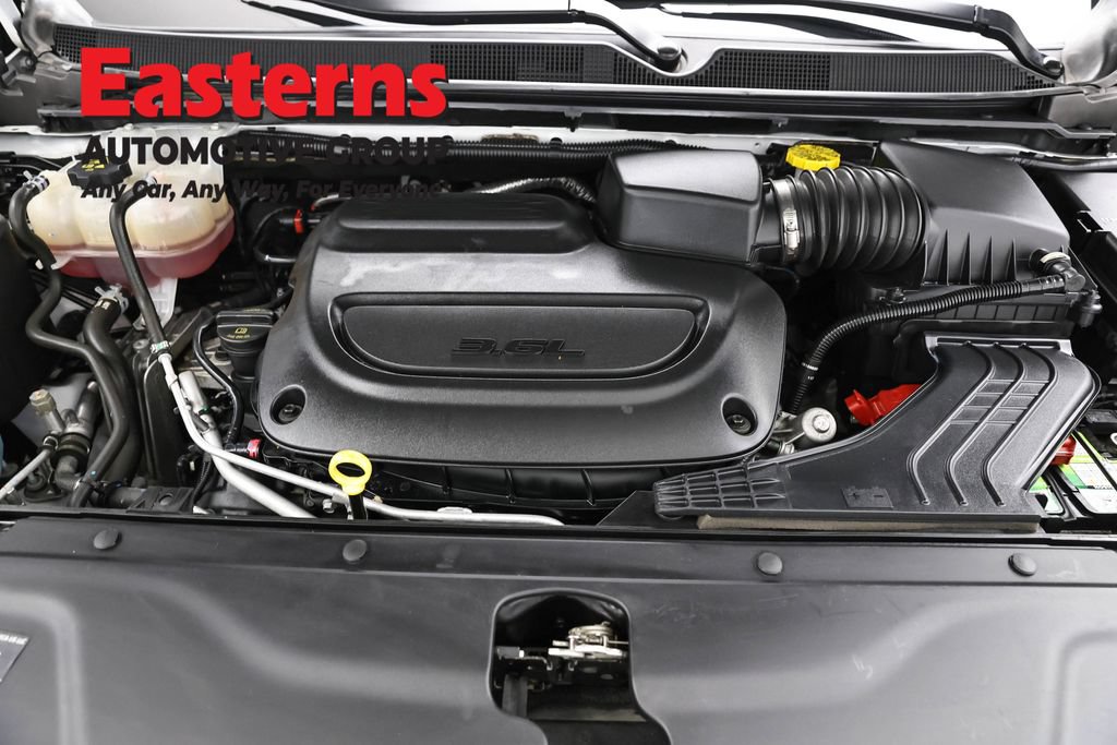 Used 2023 Chrysler Pacifica Touring-L FWD image 7