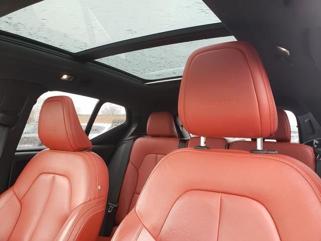 Used 2019 Volvo XC40 T4 Inscription image 23