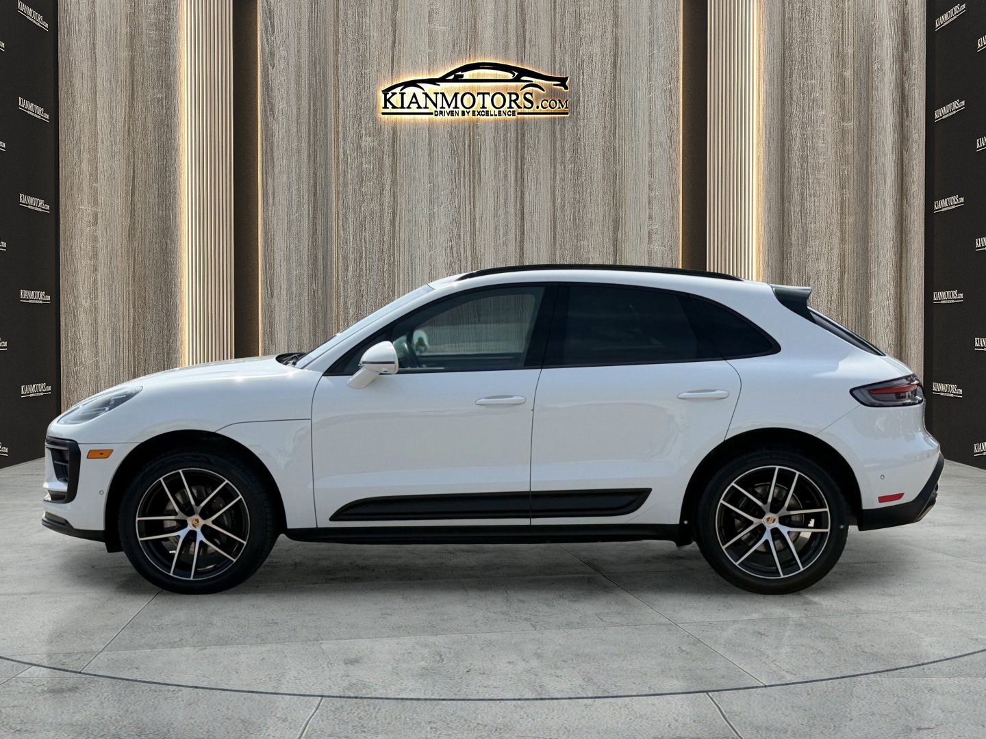Used 2023 Porsche Macan Turbo AWD/4WD image 4